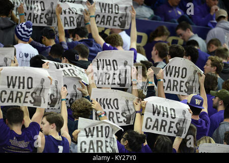 Seattle, WA, Stati Uniti d'America. Xi gen, 2018. Il UW sezione studenti mostrano il loro lato competitivo durante Cal le presentazioni prima di una PAC12 gioco di basket tra il Washington Huskies e cal orsi. Il gioco è stato giocato al Hec ed Pavilion a Seattle, WA. Jeff Halstead/CSM/Alamy Live News Foto Stock