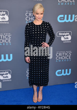 Santa Monica, California, Stati Uniti d'America. Xi gen, 2018. Emilia Clarke 152 assiste la ventitreesima edizione critica' Choice Awards a Barker Hangar su gennaio 11, 2018 in Santa Monica, California Credit: Tsuni / USA/Alamy Live News Foto Stock