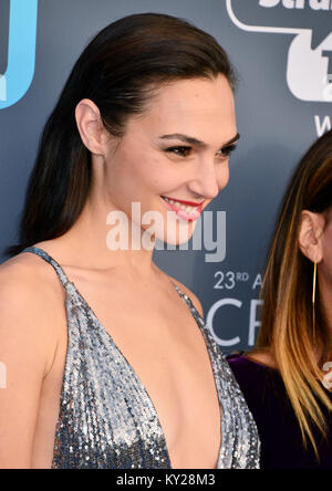 Santa Monica, California, Stati Uniti d'America. Xi gen, 2018. Gal Gadot 163 assiste la ventitreesima edizione critica' Choice Awards a Barker Hangar su gennaio 11, 2018 in Santa Monica, California Credit: Tsuni / USA/Alamy Live News Foto Stock