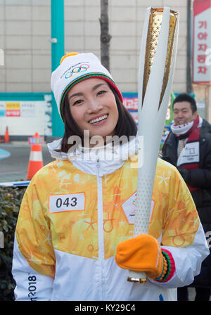 Incheon, Corea del Sud. Il 12 gennaio, 2017. Shizuka Arakawa, Jan 12, 2018 : Shizuka Arakawa, Giapponese figura skater chi è il 2006 campione olimpico e il 2004 campione del mondo, assiste una torcia relè del 2018 PyeongChang Olimpiadi invernali di Incheon, a ovest di Seoul, Corea del Sud. Credito: Lee Jae-Won/AFLO/Alamy Live News Foto Stock