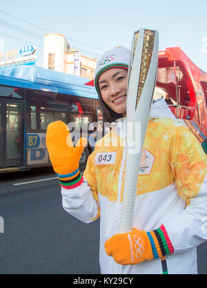 Incheon, Corea del Sud. Il 12 gennaio, 2017. Shizuka Arakawa, Jan 12, 2018 : Shizuka Arakawa, Giapponese figura skater chi è il 2006 campione olimpico e il 2004 campione del mondo, assiste una torcia relè del 2018 PyeongChang Olimpiadi invernali di Incheon, a ovest di Seoul, Corea del Sud. Credito: Lee Jae-Won/AFLO/Alamy Live News Foto Stock