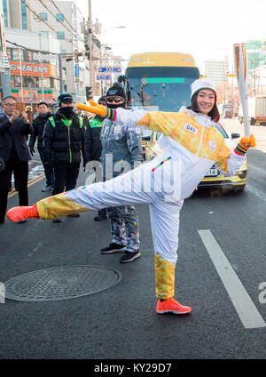 Incheon, Corea del Sud. Il 12 gennaio, 2017. Shizuka Arakawa, Jan 12, 2018 : Shizuka Arakawa, Giapponese figura skater chi è il 2006 campione olimpico e il 2004 campione del mondo, assiste una torcia relè del 2018 PyeongChang Olimpiadi invernali di Incheon, a ovest di Seoul, Corea del Sud. Credito: Lee Jae-Won/AFLO/Alamy Live News Foto Stock