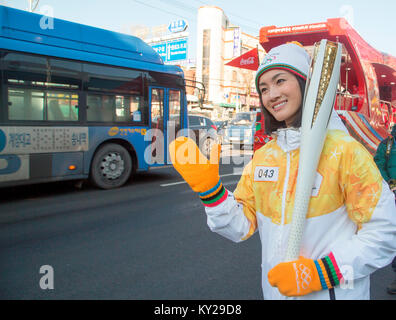 Incheon, Corea del Sud. Il 12 gennaio, 2017. Shizuka Arakawa, Jan 12, 2018 : Shizuka Arakawa, Giapponese figura skater chi è il 2006 campione olimpico e il 2004 campione del mondo, assiste una torcia relè del 2018 PyeongChang Olimpiadi invernali di Incheon, a ovest di Seoul, Corea del Sud. Credito: Lee Jae-Won/AFLO/Alamy Live News Foto Stock