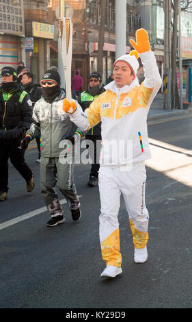 Incheon, Corea del Sud. Il 12 gennaio, 2017. Daisuke Takahashi, Jan 12, 2018 : Daisuke Takahashi, Giapponese figura skater chi è il 2010 olimpico medaglia di bronzo e il campione del mondo 2010 assiste una torcia relè del 2018 PyeongChang Olimpiadi invernali di Incheon, a ovest di Seoul, Corea del Sud. Credito: Lee Jae-Won/AFLO/Alamy Live News Foto Stock