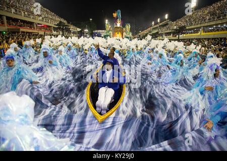 Pechino, Brasile. 28 Feb, 2017. I festaioli di Portela samba scuola partecipare alla sfilata di carnevale al Sambadrome in Rio de Janeiro, Brasile, 28 febbraio, 2017. Credito: Li Ming/Xinhua/Alamy Live News Foto Stock