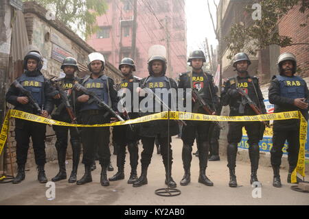 Dacca in Bangladesh. Xii gen, 2018. I membri di una rapida azione battaglione raccogliere durante un raid di Dacca, capitale del Bangladesh, Gennaio 12, 2018. Tre militanti sono stati uccisi il venerdì mattina in un raid lanciato dal Bangladesh anti-crimine elite force su un militante nascondiglio vicino al Primo Ministro Sheikh Hasina dell'ufficio nella capitale Dhaka. Credito: Salim Reza/Xinhua/Alamy Live News Foto Stock