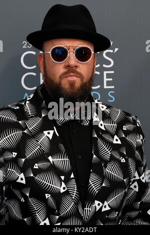 Beverly Hills, Stati Uniti d'America. Xi gen, 2018. Chris Sullivan assiste la XXIII edizione critica' Choice Awards a Barker Hangar di Santa Monica, Los Angeles, Stati Uniti d'America, il 11 gennaio 2018. Credito: Hubert Boesl - nessun filo SERVICE - Credit: Hubert Boesl/dpa/Alamy Live News Foto Stock