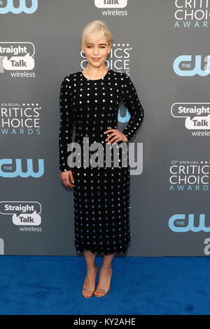 Beverly Hills, Stati Uniti d'America. Xi gen, 2018. Emilia Clarke assiste la XXIII edizione critica' Choice Awards a Barker Hangar di Santa Monica, Los Angeles, Stati Uniti d'America, il 11 gennaio 2018. - Nessun filo SERVICE - Credit: Hubert Boesl/dpa/Alamy Live News Foto Stock