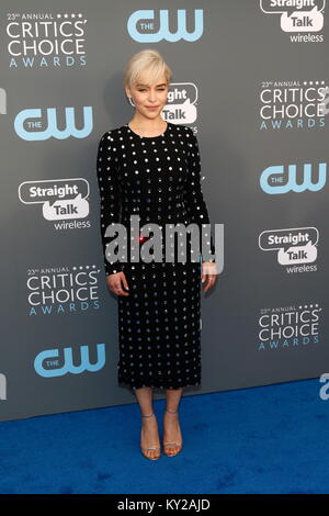 Beverly Hills, Stati Uniti d'America. Xi gen, 2018. Emilia Clarke assiste la XXIII edizione critica' Choice Awards a Barker Hangar di Santa Monica, Los Angeles, Stati Uniti d'America, il 11 gennaio 2018. - Nessun filo SERVICE - Credit: Hubert Boesl/dpa/Alamy Live News Foto Stock