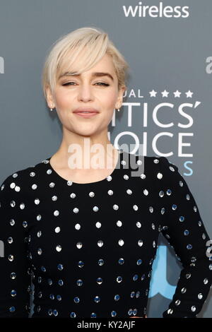 Beverly Hills, Stati Uniti d'America. Xi gen, 2018. Emilia Clarke assiste la XXIII edizione critica' Choice Awards a Barker Hangar di Santa Monica, Los Angeles, Stati Uniti d'America, il 11 gennaio 2018. - Nessun filo SERVICE - Credit: Hubert Boesl/dpa/Alamy Live News Foto Stock