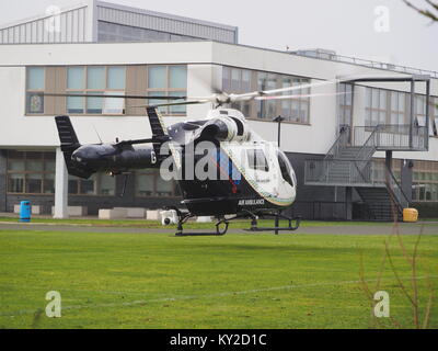 Sheerness, Kent, Regno Unito. Xii gen, 2018. Il KSS (Kent, Surrey e Sussex) Air Ambulance (G-KSSA) è atterrato sui campi da gioco di Isle of Sheppey Academy Campus Ovest questa mattina a poco prima 11am, prima di decollare nuovamente di circa dieci minuti più tardi. Un uomo ha subito una caduta, ma dopo essere stato valutato è stato portato in ospedale per strada. Nella foto: il decollo. Credito: James Bell/Alamy Live News Foto Stock