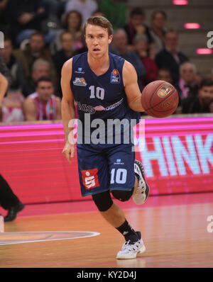 Bonn, Germania, 11 gennaio 2018, Basket, cesti di Telekom Bonn vs Eisbaeren Berlin: Giordania scafi (Bremerhaven) aziona la pallina. Credito: Juergen schwarz/Alamy Live News Foto Stock