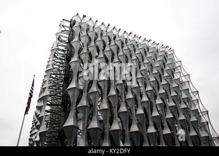 Londra, Regno Unito. Il 12 gennaio, 2018. La bandiera americana è sollevata al nuovo U.S. Embassy edificio londinese in Nine Elms Credito: RM Premere/Alamy Live News Foto Stock