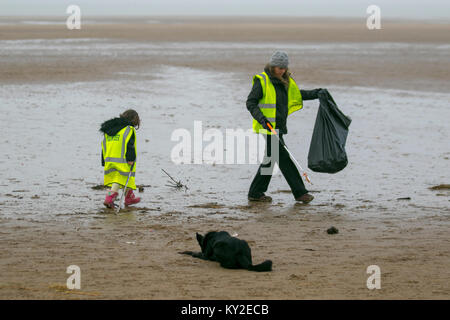 Aindsdale, Southport. Dodicesimo Dicembre, 2018. Regno Unito Meteo. Nebbioso giorno per la spiaggia pulita volontari e comunità ulteriori aiutanti clean up dopo le recenti tempeste che hanno lasciato dietro di sé le bevande tazze, posate, cannucce, le bottiglie di plastica, coperchi agitatori, benne, politene, monouso, articoli usa e getta, stringa, corda, accendini, sostanze chimiche artificiali e detriti di lettiera in strandline. Tempesta Eleanor ha lasciato spiagge disseminate di oggetti sgottate dai fondali dalle onde descritto come un onda di marea di rifiuti e di rimozione è enorme. Credito: MediaWorldImages/Alamy Live News Foto Stock