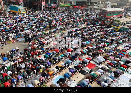 Dacca in Bangladesh. Xii gen, 2018. Migliaia di devoti offrono Juma preghiere sulla banca di Turag come prima fase di Biswa Ijtema, uno dei più grandi congregazioni musulmana nel mondo, inizia il Venerdì, Credito: SK Hasan Ali/Alamy Live News Foto Stock