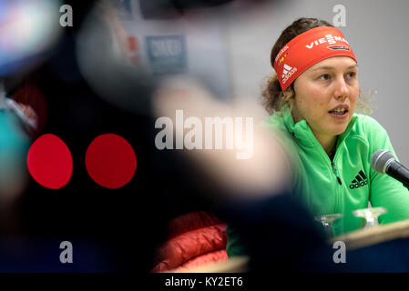 Ruhpolding in Germania. Xii gen, 2018. Atleta tedesco Laura Dahlmeier parla ad una conferenza stampa in occasione della Coppa del Mondo di Biathlon a Ruhpolding, Germania, 12 gennaio 2018. Credito: Sven Hoppe/dpa/Alamy Live News Foto Stock