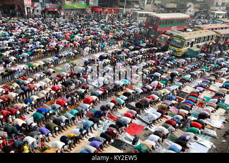 Dacca in Bangladesh. Xii gen, 2018. Migliaia di devoti offrono Juma preghiere sulla banca di Turag come prima fase di Biswa Ijtema, uno dei più grandi congregazioni musulmana nel mondo, inizia il Venerdì, Credito: SK Hasan Ali/Alamy Live News Foto Stock