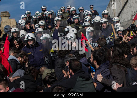 Atene, Grecia. Xii gen, 2018. I manifestanti si scontrano con la polizia al di fuori del Parlamento ad Atene, Grecia, 12 gennaio 2018. Le persone si oppongono i cambiamenti pianificati di sciopero greco leggi e rampante aste immobili. Credito: Angelos Tzortzinis/DPA/dpa/Alamy Live News Foto Stock