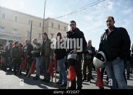 Atene, Grecia. Xii gen, 2018. Militante All-Workers anteriore (PAME) membri visto che partecipano durante la manifestazione contro il voto del nuovo Multibill della terza valutazione. Credito: Giorgos Zachos/SOPA/ZUMA filo/Alamy Live News Foto Stock