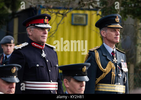 Llanystumdwy, Gwynedd, Regno Unito. Xii gen, 2018. Regno Unito. Il Signore luogotenente di Gwynedd, Gwynedd, Edmund Bailey (L) e capo del personale aereo AIR CHIEF MARSHAL sir Stephen Hillier (R) in occasione della commemorazione del Primo Ministro David Lloyd George's 1917 la decisione di creare il primo al mondo indipendente di Air Force nel 1918. Credito: Michael Gibson/Alamy Live News Foto Stock