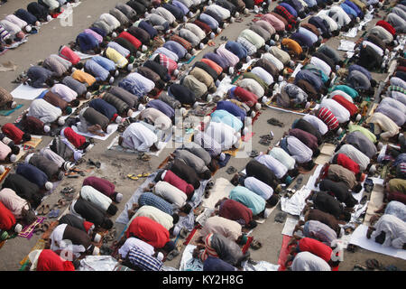 Dacca in Bangladesh. Xii gen, 2018. Musulmana del Bangladesh devoti offrono la preghiera Jumma sul primo giorno del Biswa Ijtema, la seconda più grande congregazione musulmana del mondo, a Tongi, vicino a Dacca in Bangladesh. La prima fase di Biswa Ijtema inizia oggi con la preghiera Jumma e Mussulmani devoti da tutto il mondo parteciperanno al secondo mondiale congregazione dei musulmani. Credito: Suvra Kanti Das/ZUMA filo/Alamy Live News Foto Stock