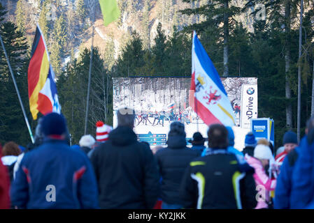 Ruhpolding in Germania. Xii gen, 2018. La folla guarda la mens 7.5 km staffetta, IBU Coppa del Mondo di calcio, Chiemgau Arena, Ruhpolding in Germania. Credito: Marcel Laponder/Alamy Live News Foto Stock