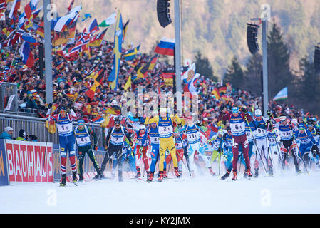 Ruhpolding in Germania. Xii gen, 2018. Avvio di massa del Mens 7.5 km staffetta, IBU Coppa del Mondo di calcio, Chiemgau Arena, Ruhpolding in Germania. Credito: Marcel Laponder/Alamy Live News Foto Stock