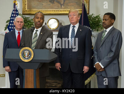 Stati Uniti Segretario di Albergare e Sviluppo Urbano Ben Carson fa commento prima di noi Presidente Trump la firma di un annuncio per onorare il Dr Martin Luther King Jr. giorno nella sala Roosevelt della Casa Bianca di Washington, DC il Venerdì, 12 gennaio 2018. Da sinistra a destra: US Vice Presidente Mike Pence, Segretario Carson, Presidente Trump e Isaac Newton Farris, Jr., nipote di Martin Luther King Jr. Credito: Ron Sachs/CNP /MediaPunch Foto Stock