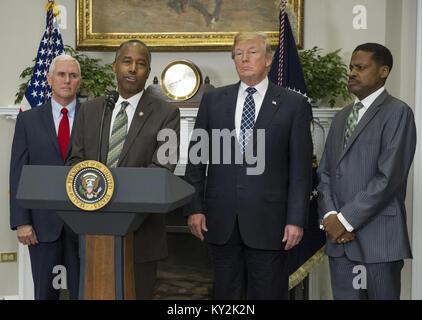 Washington, Distretto di Columbia, Stati Uniti d'America. Xii gen, 2018. Stati Uniti Segretario di Albergare e Sviluppo Urbano Ben Carson fa commento prima di noi Presidente Trump la firma di un annuncio per onorare il Dr Martin Luther King Jr. giorno nella sala Roosevelt della Casa Bianca di Washington, DC il Venerdì, 12 gennaio 2018. Da sinistra a destra: US Vice Presidente Mike Pence, Segretario Carson, Presidente Trump e Isaac Newton Farris, Jr., nipote di Martin Luther King Jr.Credito: Ron Sachs/CNP Credito: Ron Sachs/CNP/ZUMA filo/Alamy Live News Foto Stock