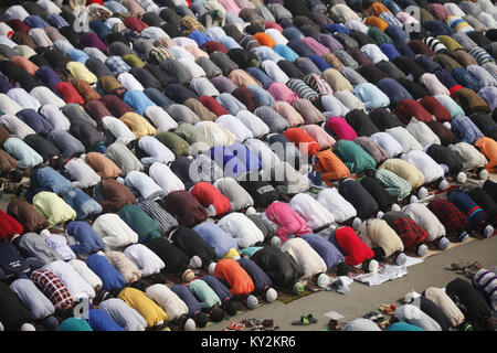 Dacca in Bangladesh. Xii gen, 2018. Musulmana del Bangladesh devoti offrono la preghiera Jumma sul primo giorno del Biswa Ijtema, la seconda più grande congregazione musulmana del mondo, a Tongi, vicino a Dacca in Bangladesh. La prima fase di Biswa Ijtema inizia oggi con la preghiera Jumma e Mussulmani devoti da tutto il mondo parteciperanno al secondo mondiale congregazione dei musulmani. Credito: Suvra Kanti Das/ZUMA filo/Alamy Live News Foto Stock