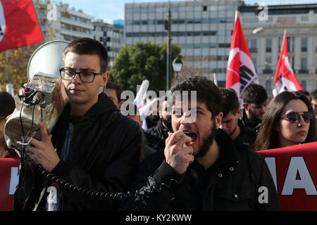 Atene, Grecia. Xii gen, 2018. Un giovane uomo grida slogan durante una dimostrazione contro un nuovo disegno di legge di austerità in Atene, Grecia, a gennaio 12, 2018. Il greco i sindacati hanno organizzato un primo ciclo di scioperi e manifestazioni di protesta del venerdì su la nuova austerità bill discusso in Parlamento che, tra le altre misure, stringe le condizioni per la chiamata di scioperi. Credito: Marios Lolos/Xinhua/Alamy Live News Foto Stock