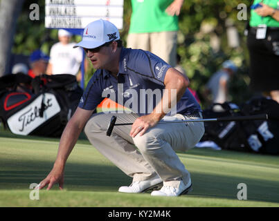 Honolulu, Hawaii. 11 gennaio 2018 - Zach Johnson linee fino il suo putt al diciassettesimo verde durante il primo round del ventesimo anniversario del Sony Open al Waialae Country Club di Honolulu, Hawaii - Michael Sullivan/CSM/ Alamy Live News Foto Stock