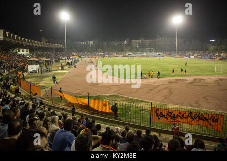 Damasco, Siria. 28 ott 2017. Al-Wahda da Damasco e Al-Karamah da Homs giocare in Tishreen Stadium in siriano finale di coppa, Ottobre 2017.Il calcio siriano cup finale è stata giocata tra Al-Wahda Al-Karamah e squadre di calcio.Nonostante il conflitto in corso in un paese lacerato dalla guerra di Siria, il calcio siriano cup finale è stata ospitata nella città capitale di Damasco che è sotto il governo siriano di controllo con molti locali per gli appassionati di calcio hanno assistito alla partita. Credito: Sally Hayden/SOPA/ZUMA filo/Alamy Live News Foto Stock