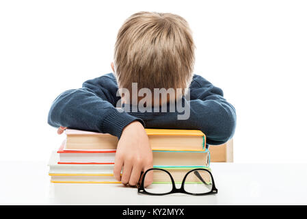 Un po' stanchi schoolboy sono addormentato sui libri durante una lezione Foto Stock