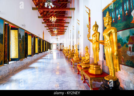 Vuoto bella luce tempio a Bangkok, seduti lungo le pareti della statua di Buddha Foto Stock