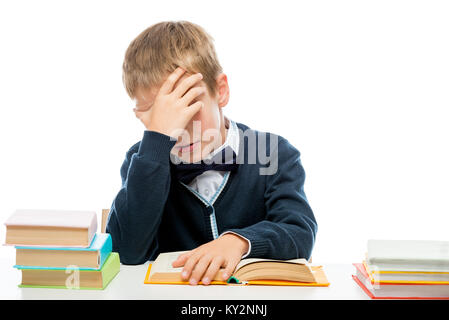 Stanco di sleepy schoolboy lezioni di lettura, ritratto isolato Foto Stock