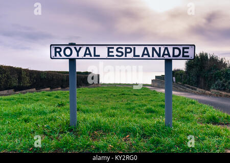 Il cartello stradale per il pubblico Royal Esplanade passeggiata lungo il fronte mare a Ramsgate, Thanet, Kent, Regno Unito Foto Stock