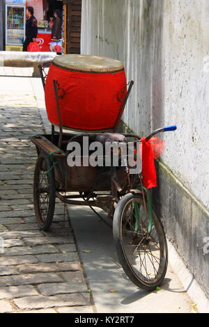 Cinese tradizionale vino di riso in una pentola grande. Suzhou Città Vecchia, la Cina nel 2009 , Aprile 17th. Foto Stock
