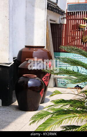 Cinese tradizionale vino di riso in una pentola grande. Suzhou Città Vecchia, la Cina nel 2009 , Aprile 17th. Foto Stock