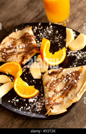 Frittelle e succo di arancia, colazione dolce sfondo alimentare Foto Stock