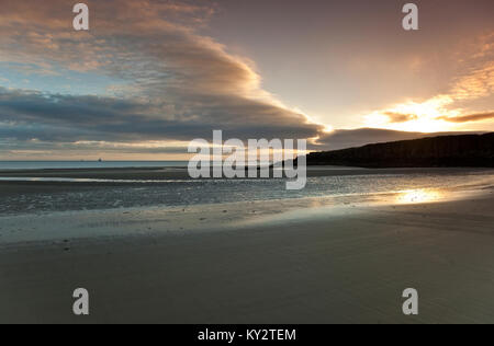 Sunrise a Lligwy Beach, (Traeth Lligwy) sull'Isola di Anglesey, Galles del Nord Regno Unito, estate Foto Stock