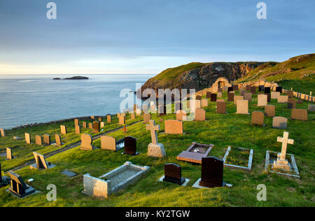 St Patricks chiesa cantiere sulla scogliera a Llanbadrig presso la costa settentrionale sull isola di Anglesey, Galles del Nord Regno Unito in estate Foto Stock