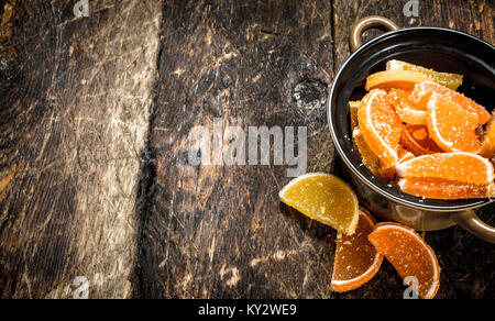 Gelatine di frutta nel recipiente. Su uno sfondo di legno. Foto Stock