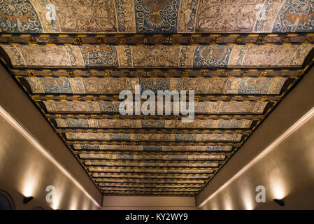 Il soffitto della scala di accesso al Royal Hall del Palazzo della Aljafería. Credito: Karal Pérez / Alamy. Foto Stock