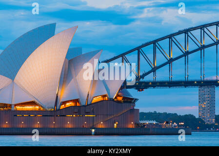 Il Sydney Harbour Bridge e Opera House illuminato solo sul tramonto visto dal Royal Botanic Gardens Foto Stock