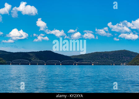 Il Fiume Hawkesbury ponte ferroviario vicino a Brooklyn, NSW, Australia Foto Stock