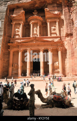 Medio Oriente, Giordania, Petra, Sito Patrimonio Mondiale dell'UNESCO. La facciata del Tesoro (El Khazneh) Foto Stock