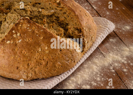 Traditional Irish Soda Pane per il giorno di San Patrizio è servita su infarinato e tavolo in legno Foto Stock