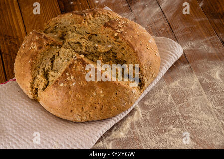 Traditional Irish Soda Pane per il giorno di San Patrizio è servita su infarinato e tavolo in legno Foto Stock