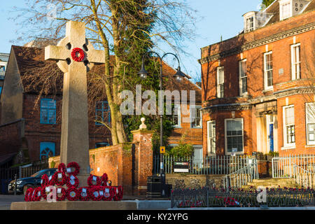 Bury St Edmunds Memoriale di guerra all'Angel Hill - WW1 e WW2 Cross - con ghirlande di papaveri. Suffolk, Inghilterra, Regno Unito Foto Stock